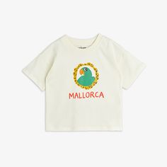 T-shirt with a Parrot print, made in 100 % GOTS certified organic cotton. Cut for a loose fit with dropped shoulders and finished with a ribbed collar. Snap buttons at shoulder in size 56/62–68/74 for easy dressing.