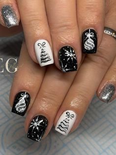 Nails With Christmas Tree, Christmas Nails With Snowflakes, Christmas Tree Nail Designs, Nails For Winter, Christmas Tree Nail Art, Holiday Themed Nails, Tree Nail Art, Christmas Tree Nails, Tree Nails