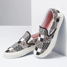 Vans Patchwork Floral Classic Slip-On Multi/Marshmallow VN0A33TB9FY Flower Patchwork, Floral Vans, Disney Vans, Vans Original, Vans Black And White, Vans Black, Classic Sneakers, Vans Classic, Eva Foam