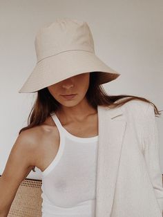 Bucket Hat Outfit, Bob Chapeau, Pool Fashion, Zaha Hadid, White Hat, Outfits With Hats, Cotton Tank Top, Summer Hats