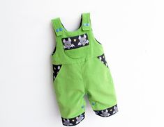 "❀★ Lil' CRITTERS for Kids!! It's the most cheeky Romper sewing pattern for Boys and Girls 0 up to 6 years old. Lil' CRITTERS Romper is fully lined and REVERSIBLE!! ★❀ US Letter/A4, A0 and Projector files are included!! ALL pieces are included !! It is very EASY to sew and to wear. There is also an innovative technique of romper lining that you can learn! It is sewn without facing at sides, but the waist has the right width to accommodate shirts. The inseam opening with poppers allows fast chang Dungaree Pattern, Baby Romper Sewing Pattern, Romper Sewing Pattern, Baby Romper Pattern, Easy Baby Blanket, Sewing Patterns Girls, Romper Pattern, Toddler Romper, Boys Romper