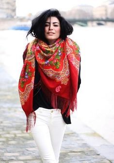 9 способов, как носить платок и выглядеть стильно и модно Russian Scarf, Mode Tips, Scarf Outfit, Stylish Scarves, Red Scarf, Estilo Chic, Folk Fashion, Russian Fashion, How To Wear Scarves