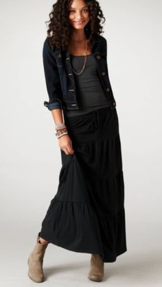 Cute outfit!! Black Maxi Dress Outfit, Cowboy Fashion, Black Skirt Outfits, Modest Clothing Women, Outfit Elegantes, Long Skirt Outfits, Maxi Dress Outfit, Maxi Skirt Outfits, Estilo Hippie