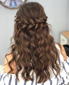 Unique Elegant Hairstyles, Hair Styles For Wedding Guest Down, Simple And Unique Hairstyles, Hair Styles For Balls, Simple Wedding Hairstyles For Long Hair Down, Medium Hair Styles For Wedding, Simple Elegant Hairstyles For Long Hair, Elegant Prom Hairstyles Down, Ball Hairstyles Medium