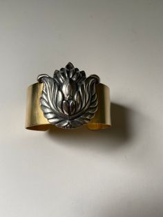 Flower Art Nouveau, Silver Bracelet Cuff, Lotus Flower Art, Hammered Jewelry, Art Nouveau Silver, Lotus Pendant, 1920s Vintage, Brass Cuff, Fairytale Illustration