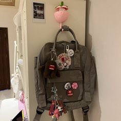 Bookbag Inspo For School, Backpack With Keychains And Pins, Bag Packs For College, Bookbag Pins Aesthetic, Dark Academia Astethic Outfits, School Bag Decoration Ideas, Bag With Pins Aesthetic, Cute Backpacks Aesthetic, Aesthetic School Backpack