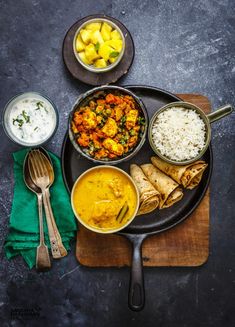 Maharashtrian Thali, Recipes With Milk, Indian Dinner Recipes, Indian Meals, Indian Meal, Indian Dinner, Meals Ideas, Vegetarian Indian