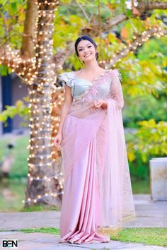 Indian Saree Jacket Designs, Mashi Siriwardana, Modern Saree Jacket Designs, Saree Jacket Designs Latest, Sari Designs, Reception Couple, Kajol Saree