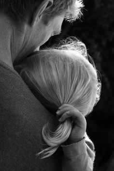 Pete Holmes, Summer Family Photos, Foto Baby, Dad Daughter, Father Daughter, Family Love, His Hands, White Photography, Black And White Photography