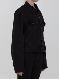 This denim jacket in black cotton has a crinkled and faded effect, with the Balenciaga logo printed on the back in a reflective design. It also has a classic collar, front button closure, two buttoned flap pockets on the chest, and two side welt pockets. The cuffs are also buttoned. Small fit. Size nationality: US Denim Logo print Classic collar Front button closure Side pockets Buttoned cuffs Product code: 790869TQW541071 Composition: 100% cotton Black Washed Button-up Denim Jacket, Classic Black Denim Jacket Relaxed Fit, Classic Black Button-up Denim Jacket, Classic Black Denim Jacket With Snap Buttons, Black Washed Fitted Denim Jacket, Fitted Black Washed Denim Jacket, Edgy Washed Black Denim Jacket, Black Washed Edgy Denim Jacket, Edgy Black Relaxed Fit Denim Jacket