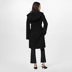 This hooded wrap coat is a stylish piece that recalls the house's leatherwork savoir-faire. It is tailored in double cashgora, with a discreet monogram interior. A belt cinching the waist and leather trimming on the inside add an extra touch of louis vuitton luxury.