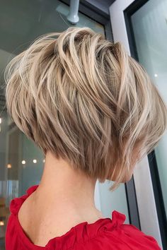 38 Stylish Ways to Wear a Stacked Bob with Layers High Stacked Bob, Stacked Bob With Layers, Short Bob With Layers, Messy Hair Styles, Bob Haircut Back View, Stacked Haircut, Stacked Hairstyles, Bob With Layers, Stacked Haircuts