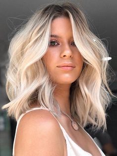 Dark Roots Blonde Hair, Short Hair Balayage, Hair Makeover, Short Blonde, Short Blonde Hair, Shoulder Length Hair, Blonde Balayage