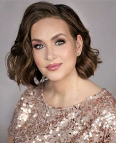 This radiant and glowing look is perfect for a mother of the bride who wants to shine. The makeup enhances the green eyes with a soft, shimmery eyeshadow, and the lips are painted with a glossy nude shade. The hair is styled in loose waves, adding to the radiant appearance. This look is ideal for a natural wedding, giving a fresh and youthful vibe.  Photo credit by: Victoria Paredes Wedding Hairstyles For Mother Of Bride Mom Bridal Hair, Smokey Eye Makeup For Women Over 50, Mother Of The Groom Makeup Looks Wedding, Mother Of The Bride Makeup Green Eyes, Mother Of The Bride Makeup Looks, Mother Of The Bride Makeup Over 50 Blue Eyes