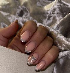 Sparkly chrome bow nails Bow Nails Short, Sparkly Bow Nails, French Toes, Biab Nails, Bow Nail, Bow Nails, Spring Nail Art, Spring Nail, Toe Nails