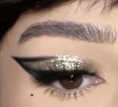 Y2k Glitter Makeup, Pretty Eye Makeup For Brown Eyes, Black And Red Prom Makeup, Makeup Styles Aesthetic, Black And White Makeup Aesthetic, Silver And Black Makeup Looks, Concert Eyeliner, Star Makeup Look Eyeliner, Emo Prom Makeup