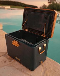 Meet the Hemingway Cooler: where timeless design meets modern functionality. Available in 35 Qt & 55 Qt, it features a durable Roto-Molded shell, Acacia wood lid, and magnetic cushion. With up to 4-day ice retention, it’s perfect for picnics, beach days, and outdoor adventures. Round Coolers, Cooler Gift, Small Cooler, Best Build, Boat Accessories, Boat Design, European Cars, Speed Boats