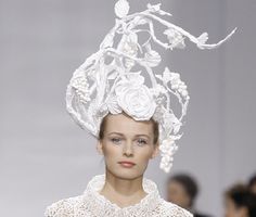 If It's Hip, It's Here: Pap(i)er Fashion At The Museum Bellerive Paper Headpiece, Sculptural Fashion, Couture Hats, Sepang, Paper Fashion, Mode Chanel, Crazy Hats, Paper Dress, Paper Hat