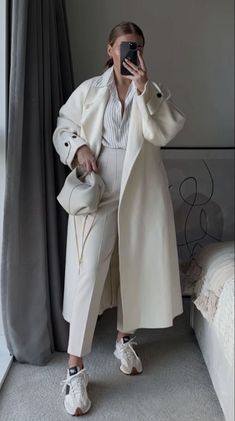 Mantel Outfit, Cold Outfits, Stylish Work Outfits, White Coat, Thanksgiving Outfit