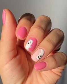 Short Nail Designs Halloween Easy, Girly Ghost Nails, Cute Ghost Nails Short, Pink Ghost Nails Short, Halloween Nails Short Ghost, Gel Manicure Halloween, Pink Ghosts Nails, Short Nail Art Halloween, Gel Mani Short Nails Halloween