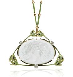 Art in Jewels...jugendstil schmuck rock crystal oval panel, sculpted in reverse intaglio with the figures of a couple kissing, within an enamelled anemone surround, with three diamond accents, to the green enamel chain, circa 1905, pendant 6.0 cm, chain 56.0 cm ART NOUVEAU ROCK CRYSTAL, DIAMOND AND ENAMEL 'THE KISS' PENDENT NECKLACE, BY RENÉ LALIQUE A Couple Kissing, Reverse Intaglio, Rock Crystal Jewelry, Lalique Jewelry, Bijoux Art Nouveau, Antique Necklaces Design, Antique Necklaces, Rene Lalique, Couple Kissing