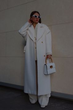 Winter whites with a pop of colour - Aurela - Fashionista White Bag