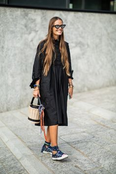 Personal stylist: 17 simple style tips to try this spring Mini Dress Street Style, Carlotta Oddi, Dress Street Style, Fashion Photography School, Mobile Telephone, Milan Fashion Week Street Style, Stylist Fashion, Seventies Fashion, Spring Clothes