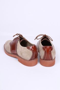 Casual two-tone 1950s-style oxford/saddle shoes with brogue pattern. These two-tone, 1950s-inspired, casual everyday oxfords feature an almond-shaped toe cap. The shoe is made of suede and features cognac brown full-grain leather with a brogue pattern on the backstay and around the vamp. The outsole is crafted from lightweight rubber with white stitching on the welt. These shoes were initially men's shoes. But here, it is also made for women. The shoes have a casual, sporty, and authentic 50s lo 1930s Shoes, Saddle Shoe, 1950s Shoes, 1920s Shoes, 1940s Shoes, Saddle Shoes, Winter Fashion Boots, 1950s Style, Almond Shaped