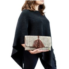 Wayil by Algodones Mayas introduces this lovely handmade clutch, perfect for the weekends to carry basic items and must have essentials. Carefully handwoven with sustainable materials such as natural color cotton and its natural and tenuous colors make it easily combinable with different outfits. This beautiful combination of brown and bone create a beautiful rustic design, for a kick back and relaxed classy chic look. Most importantly, this handbag presents a top magnet closure for extra securi Casual Natural Rectangular Clutch, Handwoven Brown Clutch For Travel, Beige Woven Clutch For Daily Use, Natural Woven Clutch For Everyday Use, Casual Woven Rectangular Clutch, Chic Beige Woven Clutch, Daily Use Beige Woven Clutch, Chic Brown Handwoven Clutch, Daily Beige Woven Clutch