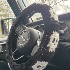 the steering wheel cover is knitted in black and white