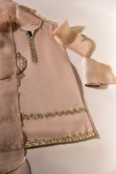 Design Kurti, Instagram Animation, Girly Dp, Pakistani Fancy Dresses, Pakistani Dresses Casual, Pakistani Fashion Party Wear, Salwar Kamiz, Party Fits, Suits Design