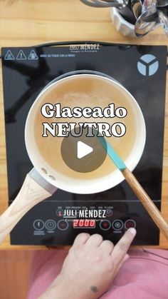 a person holding a wooden spoon in front of a video screen with the words classeado neutro on it