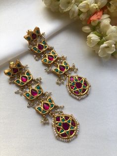 Jadau Jewellery Traditional, Handmade Jewellery Ideas, Indian Traditional Jewellery, Vintage Indian Jewelry, Fashion Jewelry Necklaces Gold, Rajputi Jewellery, Antique Necklaces Design, Bridal Jewelry Vintage, Bridal Jewellery Design