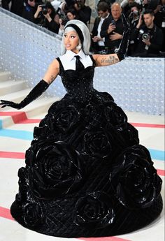 Fashion Met Gala, Themed Prom Dresses, Karl Lagerfeld Fashion, Crazy Dresses, Gigi Style, Western Outfits Men