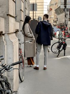 Everyday Parisian Street Style With 25 Outfits | La Vie On Grand Parisian Street Style 2023, Parisian Chic Style Outfits, French Girl Fashion, Chic Style Outfits