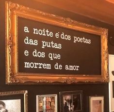 there is a sign on the wall that says, a note e dos potes da putass e dos que morrem de amor