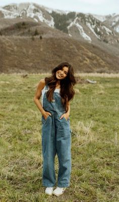 Farm Outfit Aesthetic Summer, Senior Photos Overalls, Senior Pictures Outfits Overalls, Senior Picture Overalls, Cute Photographer Outfits, Overalls Outfit Senior Pictures, Overalls Outfit Photoshoot, Senior Picture Casual Outfits