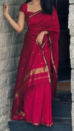 Temple Saree Look, Red Saree For Farewell, Aesthetic Saree, Exclusive Saree Blouse Designs, Farewell Sarees, Bridal Sarees South Indian, Simple Saree Designs, New Saree Blouse Designs, Fashionable Saree Blouse Designs