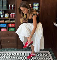 Red Adidas Outfit, Red Sneakers Outfit, Red Shoes Outfit, Looks Adidas, Samba Outfit, White Maxi Skirts, Summer Capsule, Adidas Spezial