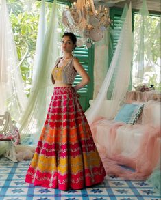 Unique Bridal Lehenga, Traditional Lehengas, Stylish Lehenga, Bridesmaids Ideas, Lehenga Bridal, Mehendi Outfits