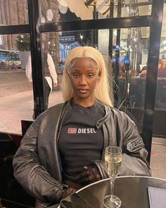 Dark Skin Blonde Hair, Dyed Blonde Hair, Hair Laid, Dark Skin Makeup, Dark Skin Women, Brown Girl, Black Girls Hairstyles, Cute Black, Hair Highlights