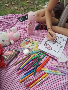 Activities For Picnic, Aesthetic Hangout Ideas, Friend Picnic Aesthetic, Picnic Ideas Activities, Girly Activities Aesthetic, Coloring Date Aesthetic, Beach Picnic Aesthetic Friends, Simple Picnic Ideas For Couples, Picnic Craft Ideas