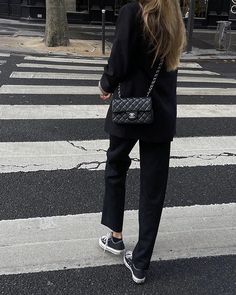 Black Chanel Outfit, Chanel Black Aesthetic, Chanel Bag Outfit Casual, Black Chanel Bag Outfit, Black Designer Bag Aesthetic, Bag Trends 2023, Chanel Bag Aesthetic, Glow Up Makeup, Tattoo Lipstick