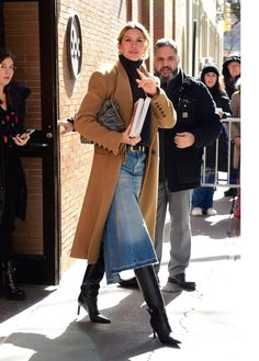 Winter Mode Outfits, Skirt Outfits Fall, Outfit Chic, Gisele Bundchen, Fashion Mistakes, Mode Inspo, Style Mistakes, Winter Fashion Outfits, Winter Looks