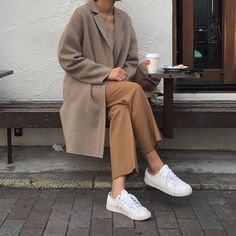 Minimal Stil, Outfit Ideas Korean, Minimalist Moda, Outfit Modest, Look Zara, Casual Chic Outfits, Patagonia Pullover, Olsen Twins, Beige Outfit