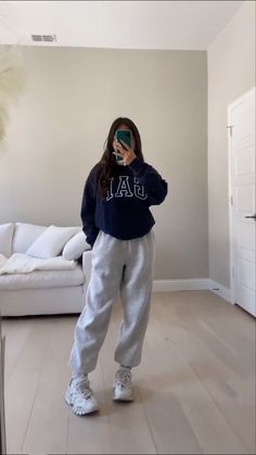 How To Style Sweatpants, Outfits Sweatpants, Cute Sweatpants Outfit, Sweatpants Outfits, Cute Sweatpants, Looks Pinterest, Casual College Outfits, Sweatpants Outfit