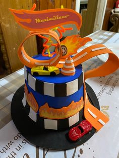 this is a cake made to look like a race car on top of a hat