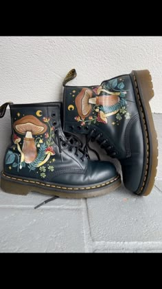 Painted Boots Diy, Mushroom Boots, Mushroom Shoes, Estilo Hippie, Cottagecore Outfits, Embroidered Shoes, Painted Clothes, Aesthetic Shoes, Cool Shoes