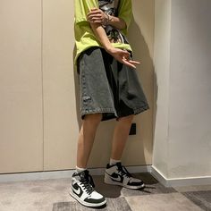 Short Man Outfit, Style With Shorts, Loose Denim Shorts, Short Pants Outfit, Baggy Shorts, Short Models, Polyester Pants, Style Noir, Short Jeans