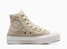 Cozy aesthetic cream fluffy Converse, that go with every fit!! Great for Cold weather! Aesthetic Cream, Chuck Taylor All Star Lift, Fall Senior Pictures, Lazy Day Outfit, Cozy Aesthetic, Winter Outfits For Work, Cozy Fashion, Cozy Living, Comfy Casual